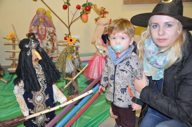 Dzieci na wystawie czarownic w CKiSZ